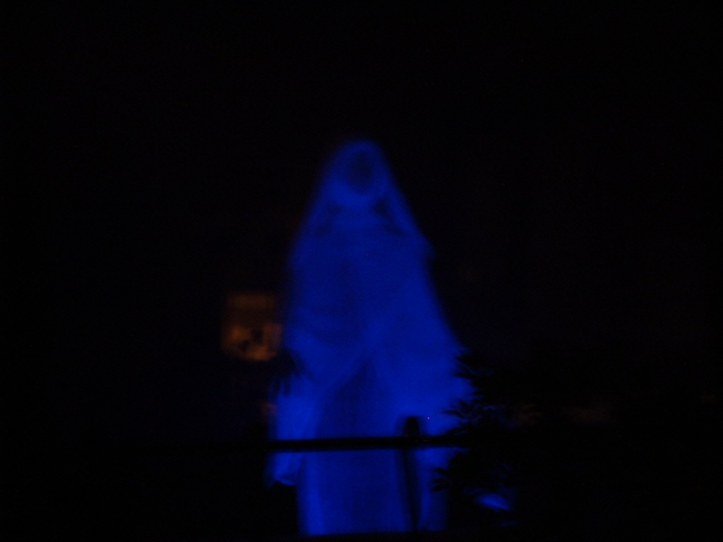 Make a Window Ghost for Halloween - Made by Alan